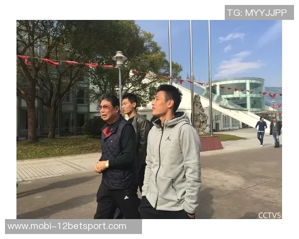 崇明五虎齐聚一堂武磊等人拜访徐根宝共话足球梦想 崇明五虎齐聚一堂武磊等人拜访徐根宝共话足球梦想